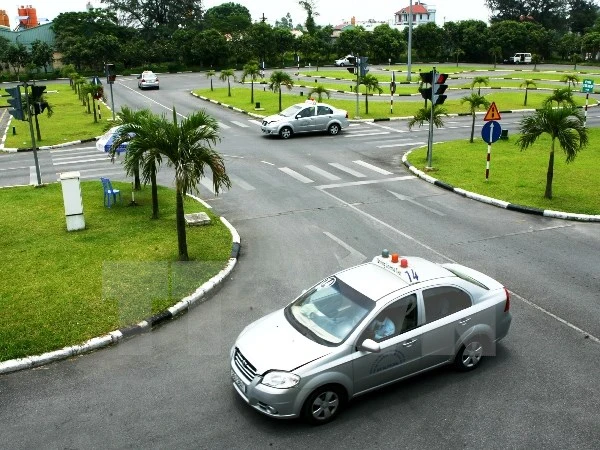 Học lái xe B2 bao nhiêu tiền? Chi phí bằng B (số sàn) mới nhất 2026