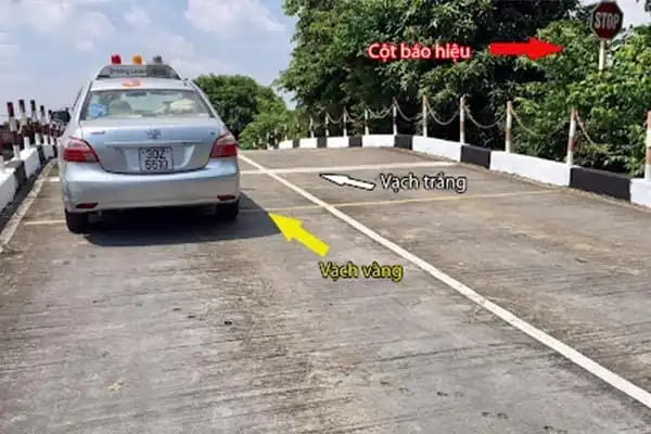 mẹo thi sa hình B2 bài dừng xe ngang dốc đạt điểm tối đa Caption: Dừng xe ngang dốc B2 (Hạng B) là bài thi tâm lý nhất, sử dụng mẹo dừng non sẽ giúp bạn bảo toàn điểm số.