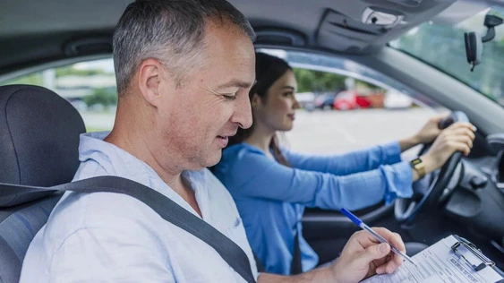 Bằng B2 lái xe gì? Quy định mới nhất 2026 và sự khác nhau giữa bằng B2 và B số sàn