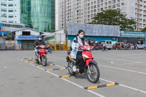 Thi bằng lái xe máy có được chống chân không? Quy định mới nhất 2026 và mức trừ điểm chi tiết